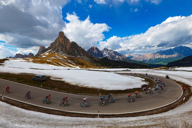 The peloton of the Giro d'Italia (Photo: FSA/Sprint Cycling Agency)