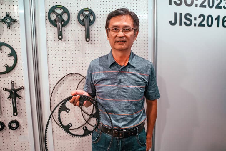 Gordon Chen, CEO of Omnitransbelt, presents his belt drive solution. (Photo: Werner Müller-Schell)