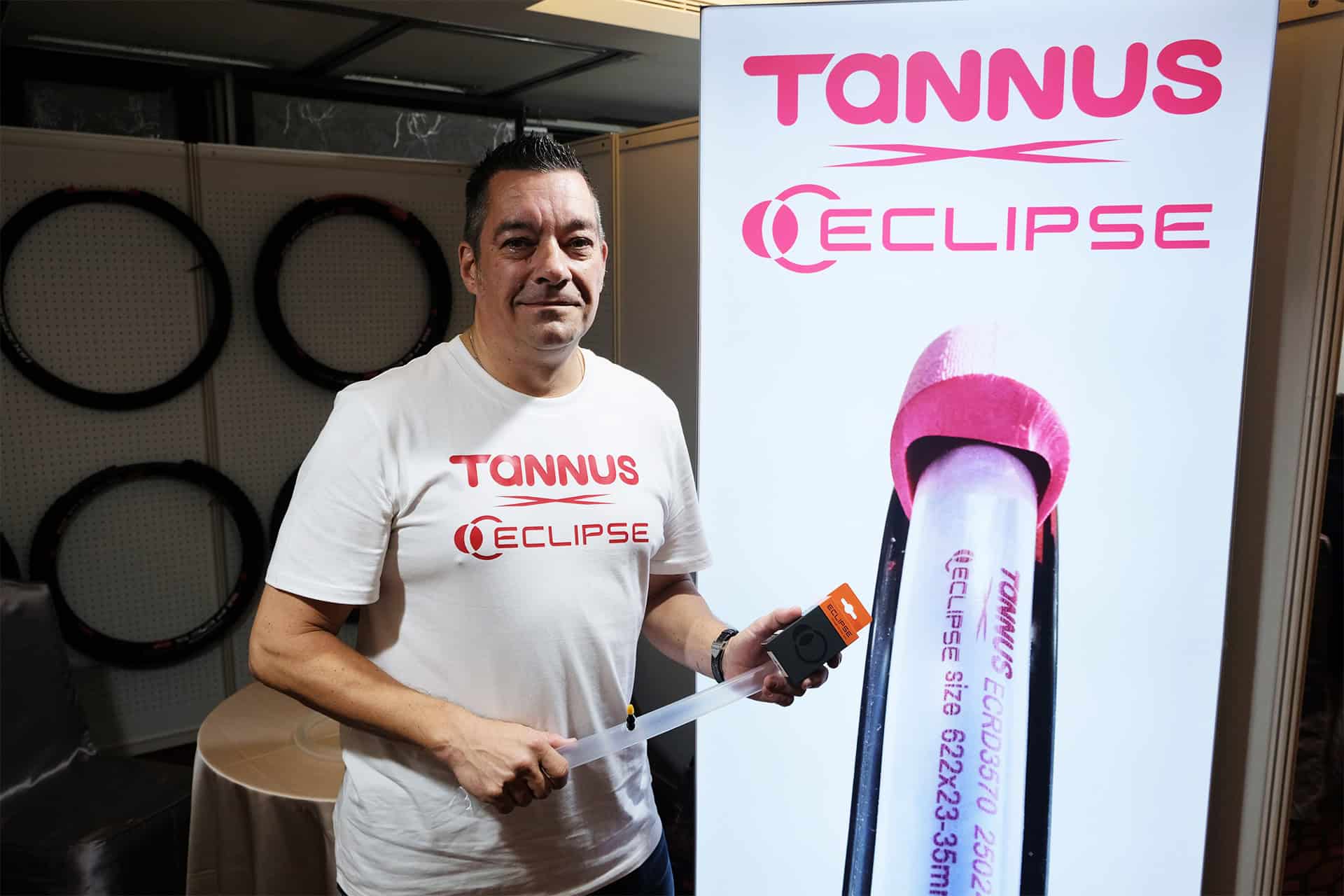 Tannus Senior Product Manager Stefan Anton shows the combination of the Armour insert and Eclipse’s TPU inner tube. (Photo: Laurens van Rooijen)